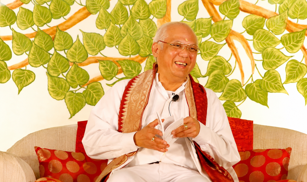 Grandmaster Choa Kok Sui speaking during a Pranic Healing teaching session.
